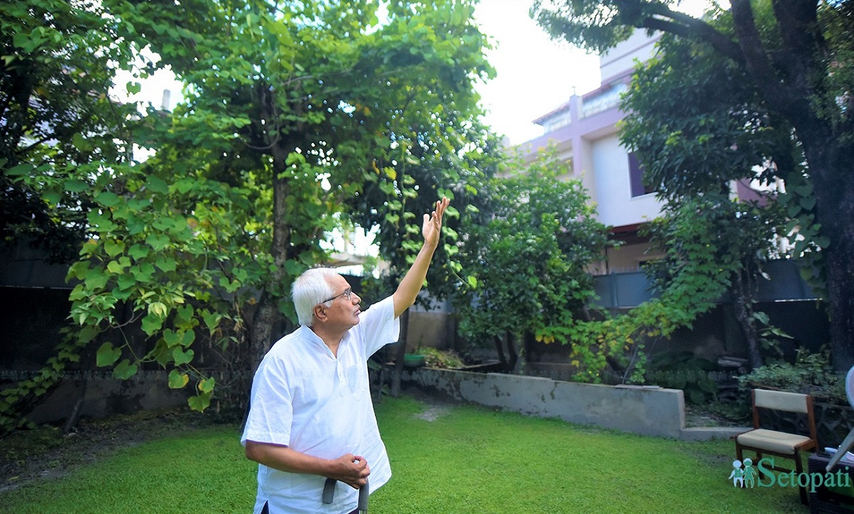 नरहरि आचार्य चुनदेवीस्थित आफ्नो निवासमा। तस्बिरः निशा भण्डारी/सेतोपाटी